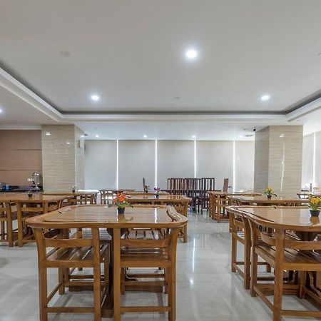 Oyo 1114望加锡登巴萨酒店 马卡萨 外观 照片