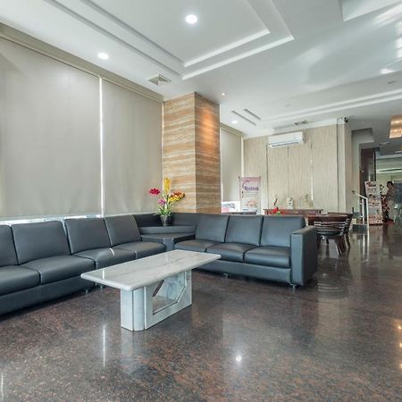 Oyo 1114望加锡登巴萨酒店 马卡萨 外观 照片
