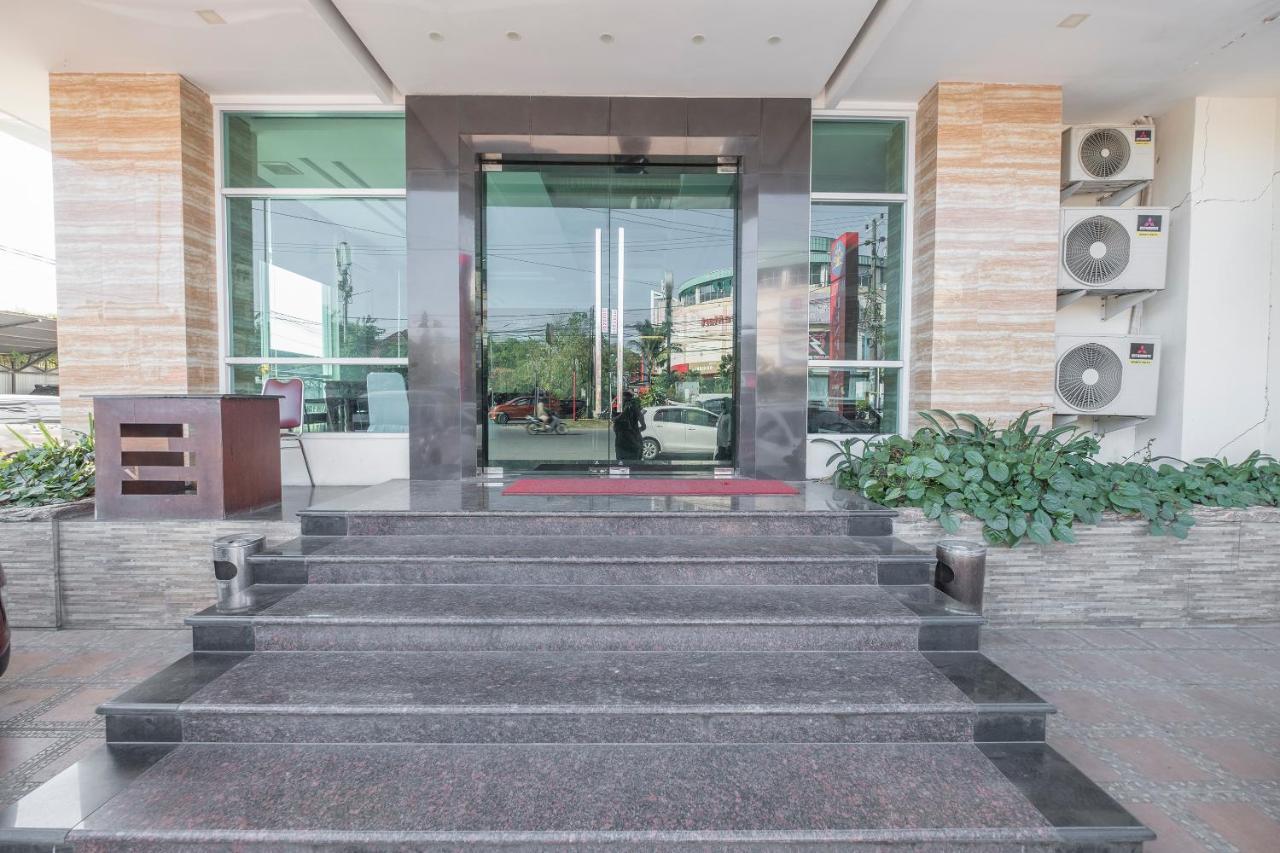 Oyo 1114望加锡登巴萨酒店 马卡萨 外观 照片