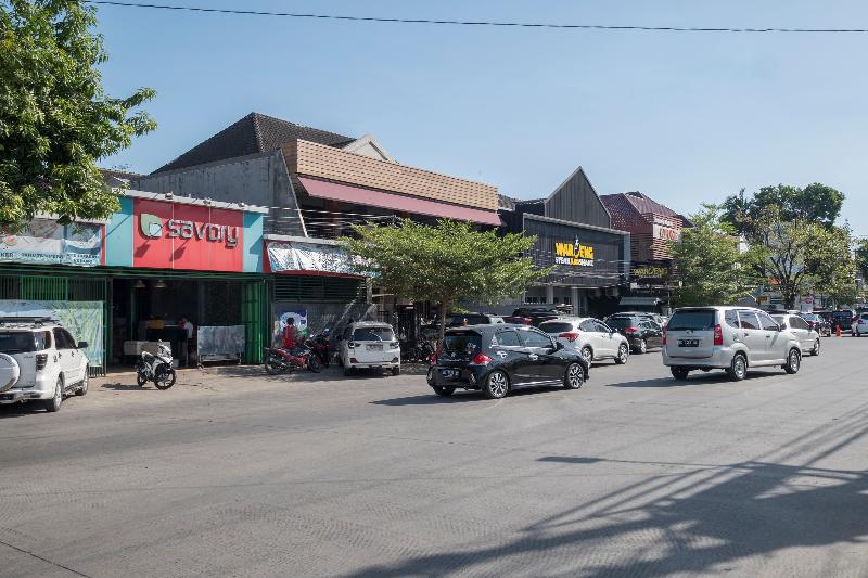 Oyo 1114望加锡登巴萨酒店 马卡萨 外观 照片